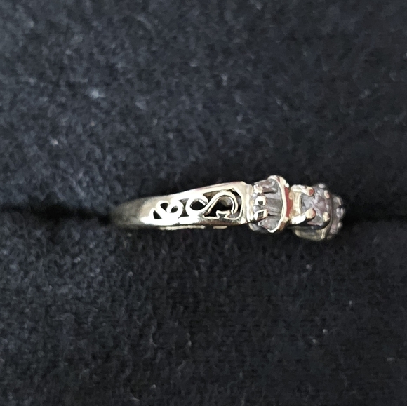 14k Solid Gold Vintage Diamond Ring - Picture 4 of 14